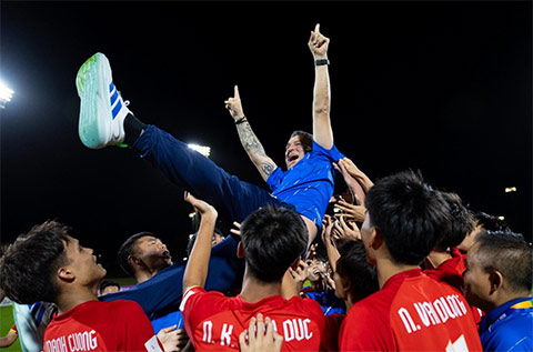 HLV Roland và nhiều cầu thủ trẻ lò Hà Nội giúp U17 Việt Nam giành vé đi World Cup