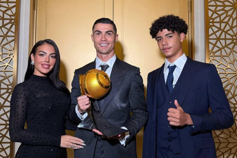 Ronaldo Jr trông rất ra dáng khi đứng bên cạnh cha
