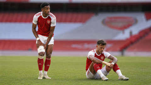 Cả 2 hậu vệ phải chính thức của Arsenal là Timber và White đều thường xuyên làm bạn với chấn thương