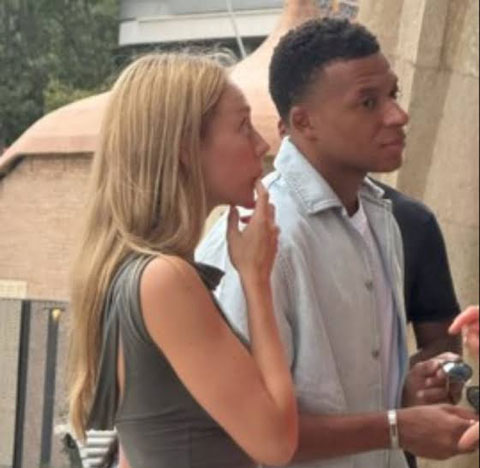Mbappe vừa đặt chân tới Barcelona