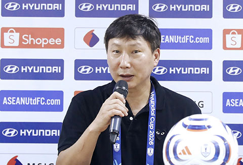 HLV Kim Sang Sik dành nhiều lời khen cho ĐT Việt Nam cũng như Đình Bắc - Ảnh: Đức Cường