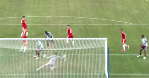 Pha cứu thua xuất sắc của Neuer - Ảnh: @FCBayernXtra