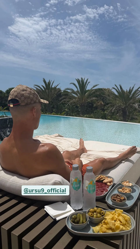 Ronaldo với đồ ăn vặt đầy bàn
