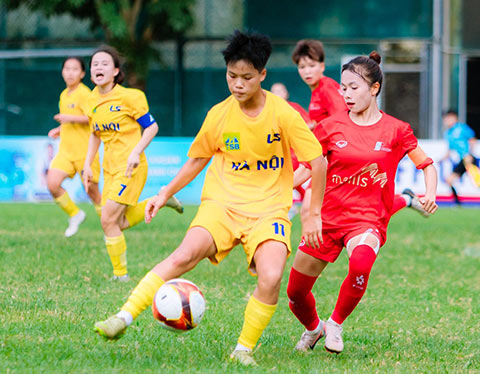Phong Phú Hà Nam (áo đỏ) lên ngôi vô địch sau khi đánh bại Hà Nội ở lượt 6