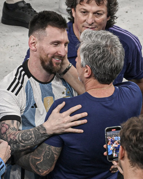 Messi chia vui với bố sau thành công tại World Cup 2022