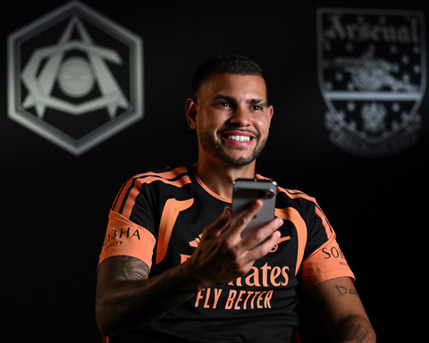 Guimaraes rạng ngời trong màu áo Arsenal