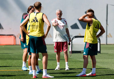 Mourinho hướng dẫn các học trò ở buổi tập tại Real Madrid