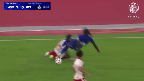  Christian Mawissa là người gây chấn thương cho Uche
