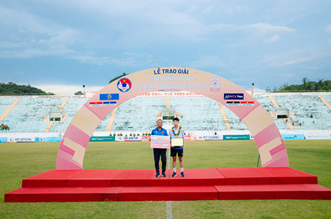 Ông Okiyama Masahiko trao danh hiệu Thủ môn xuất sắc nhất cho Bùi Phương Thảo (Phong Phú Hà Nam)