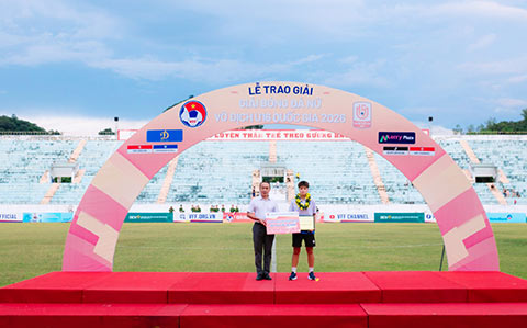 Ông Nguyễn Văn Phú – Tổng Thư ký LĐBĐVN: trao danh hiệu Cầu thủ xuất sắc nhất giải cho Nguyễn Quỳnh Lâm ( Phong Phú Hà Nam)
