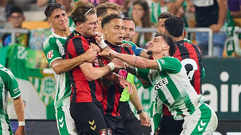 Chỉ là trận giao hữu nhưng cầu thủ Betis và Bournemouth đã nhiệt quá mức cần thiết