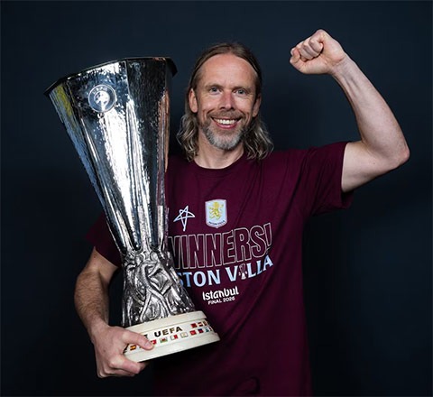 MacPhee là kỹ sư trưởng ở các pha bóng chết của Aston Villa