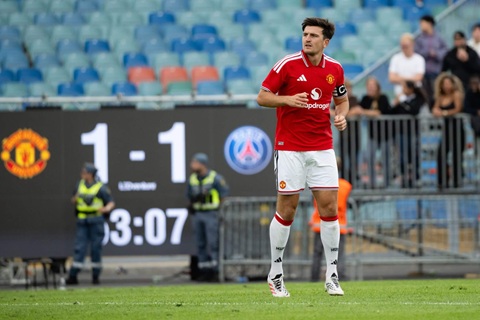 Maguire và người đá cặp Heaven không mấy thoải mái trước lối chơi pressing tầm cao của PSG 