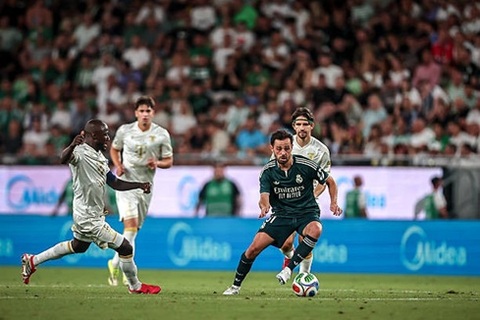Silva "nhảy múa" giữa các cầu thủ Ferencvaros