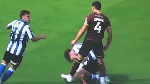Simons là cầu thủ từng trưởng thành từ lò đào tạo Chelsea 