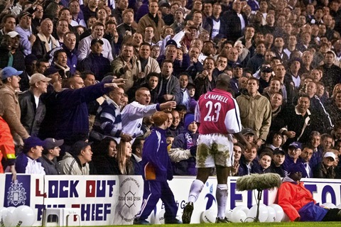 Cổ động viên Tottenham chỉ tay vào thẳng mặt "kẻ phản bội" Campbell