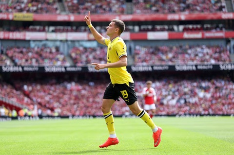 Kostantinos Karetsas đã ghi một bàn thắng tuyệt đẹp cho Dortmund