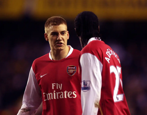 Bendtner hục hặc với đồng đội Adebayor ngay trên sân