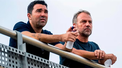 Deco (trái) đứng bên cạnh HLV Flick của Barca