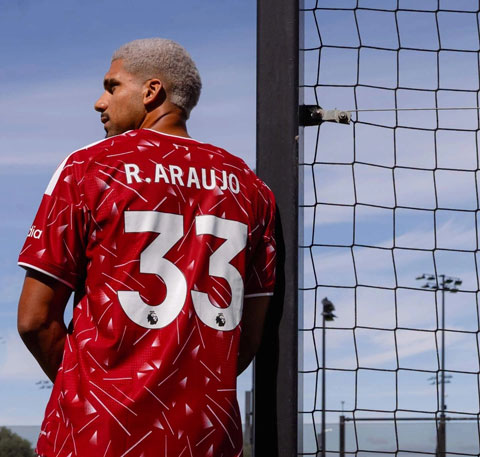 Araujo chọn áo số 33 vì lý do đặc biệt - Ảnh: @LFC