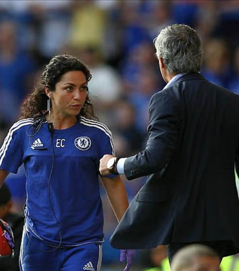 Nữ bác sĩ gợi cảm của Chelsea châm biếm Jose Mourinho