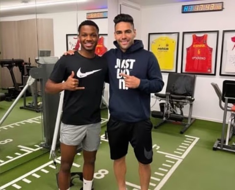 Ansu Fati và huyền thoại Radamel Falcao của Monaco. Ảnh: Semana