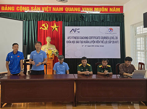 Giảng viên Kanno Atsushi phát biểu tại Lễ khai mạc