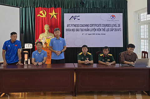 Giảng viên Yasumatsu Mikinobu trao đổi với các học viên tại khóa học