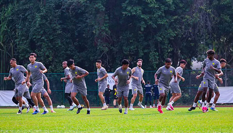 Malaysia chỉ có 16 cầu thủ đủ thể trạng ra sân tập luyện. Ảnh: Malaysia NT