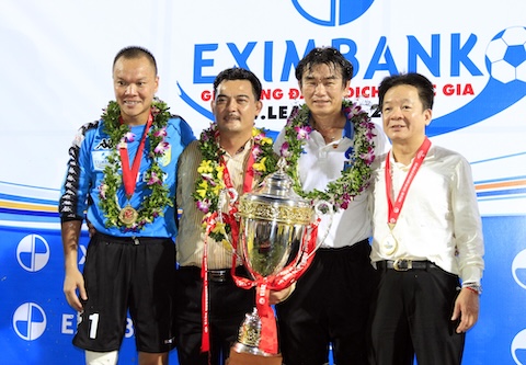 HLV Phan Thanh Hùng khi đưa Hà Nội lên ngôi vô địch V.League. Ảnh: Minh Tuấn