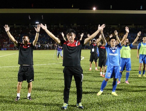 HLV Phan Thanh Hùng lúc còn nắm CLB Thanh Quảng Ninh. Ảnh: Minh Tuấn 
