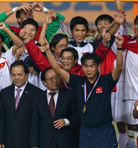 HLV Phan Thanh Hùng lúc cùng ĐT Việt Nam giành chức vô địch AFF Cup 2008. Ảnh: Đức Cường 