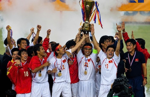 HLV Phan Thanh Hùng với chức vô địch AFF Cup 2008 - Ảnh: Đức Cường