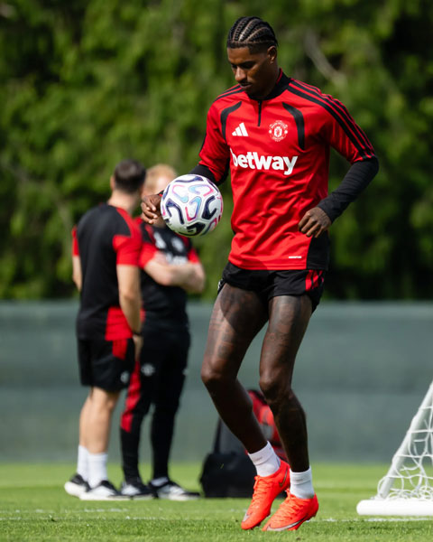 Rashford lần đầu tập luyện cùng toàn đội MU sau 19 tháng - Ảnh: Getty Images