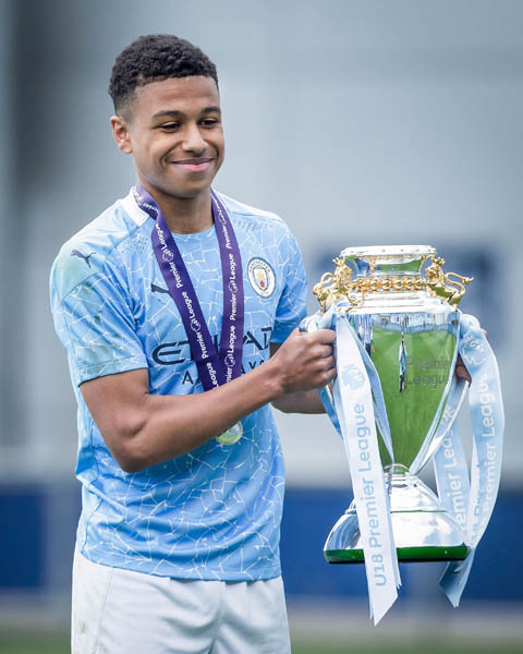 Shea charles khi còn chơi cho đội trẻ của Man City