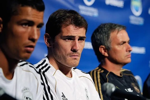 Mối quan hệ giữa Mourinho và Casillas sau cuộc gọi của thủ môn này cho Xavi. Ảnh: Sport Illustrated