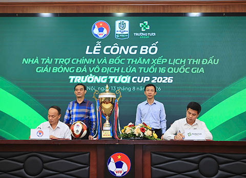 Đại diện VFF ký kết với Tập đoàn Trường Tươi tổ chức Giải vô địch U16 Quốc gia. Ảnh: Đức Cường