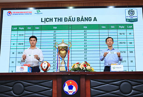 Đại diện VFF và Nhà tài trợ bốc thăm lịch thi đấu. Ảnh: Đức Cường