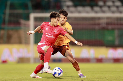 Tiền vệ Ngô Đăng Khoa trong màu áo CA TP.HCM
