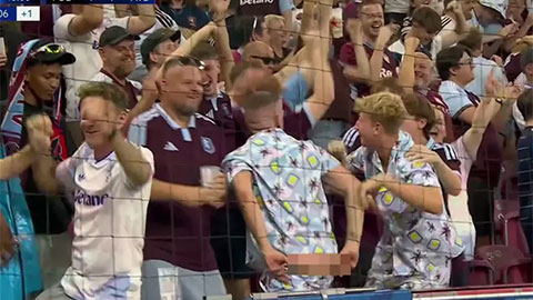 Màn ăn mừng gây phản cảm của fan Aston Villa
