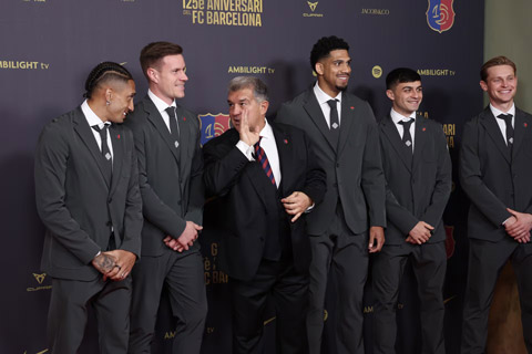 Chủ tịch Joan Laporta chụp hình cùng nhóm thủ lĩnh của Barca