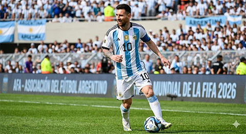 Messi ghi cả 3 bàn thắng vào lưới Algeria