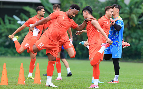 ĐT Việt Nam tập buổi đầu tiên trên sân Kelab Aman (Kuala Lumpur) chuẩn bị cho trận bán kết lượt đi AFF Cup 2026 gặp Malaysia 