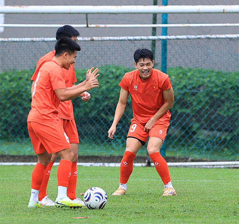 Đình Bắc cười tít mắt trên sân tập 