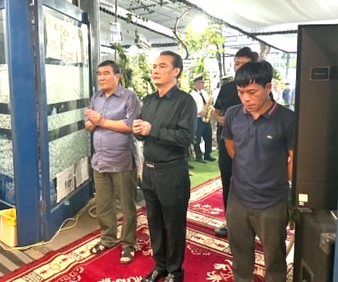 Ông Nguyễn Quốc Hội - đại diện LĐBĐ Việt nam vào viếng HLV Phan Thanh Hùng. Ảnh: Tuấn Thành