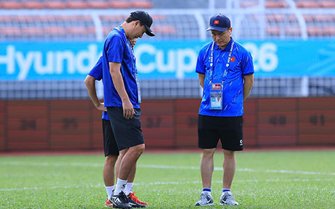 HLV Kim trao đổi khá lâu với Trưởng đoàn Trần Anh Tú về mặt sân của Kuala Lumpur 