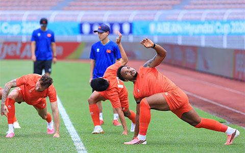 Xuân Son lần đầu trải nghiệm mặt cỏ lá gừng trên sân Kuala Lumpur 