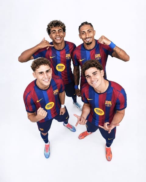 Trong khi chờ Julian Alvare, Barca đành phải trông chờ vào Yamal, Raphinha và Fermin Lopez - Ảnh: X