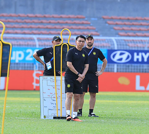 HLV Tan Cheng Hoe đau đầu với bài toán lực lượng trước trận gặp Việt Nam. Ảnh: Đức Cường