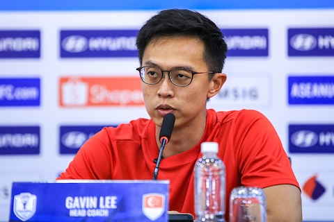HLV Gavin Lee trong cuộc họp báo